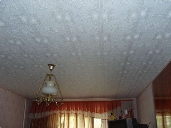 отделка потолка плитками