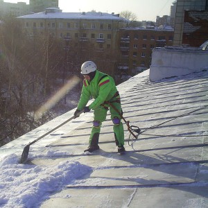 Сброс снега с крыши